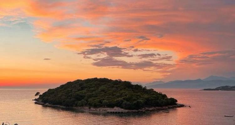 Belle île dans la mer Adriatique avec un ciel de coucher de soleil vibrant.