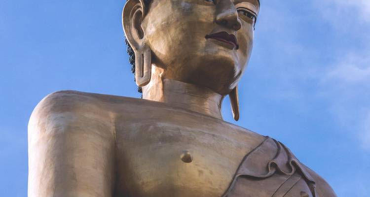 Gros plan d'une grande statue de Bouddha en or.