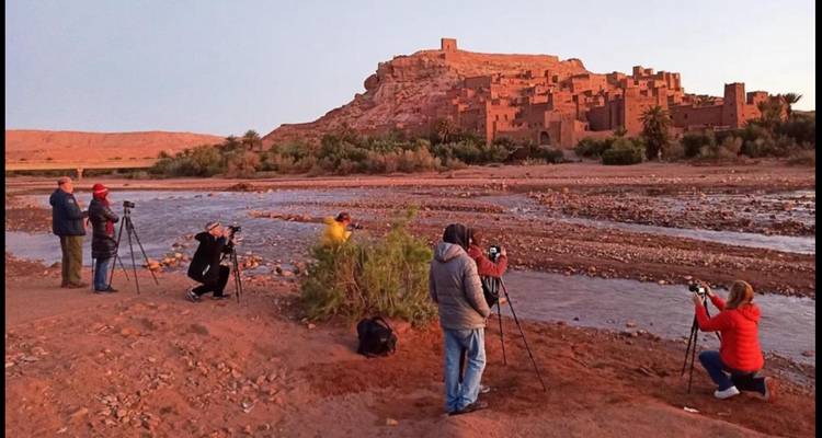 Un groupe de photographes capturant la vue d'Aït-ben-Haddou.
