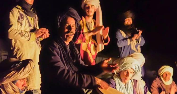 Un groupe de personnes portant des vêtements traditionnels et chantant.