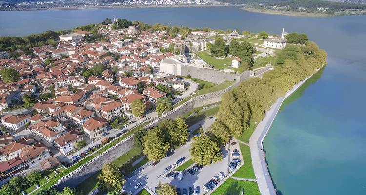 Vue aérienne d'une forteresse historique près d'un lac.