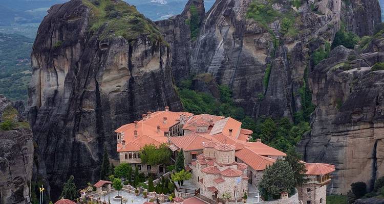 Monastère perché sur des falaises escarpées avec des vues époustouflantes sur les montagnes.
