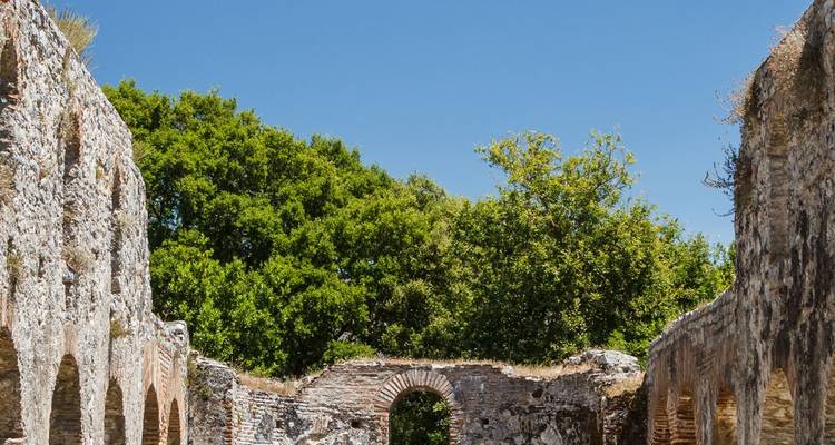 Ruines d'un bâtiment ancien avec un ciel bleu en arrière-plan.