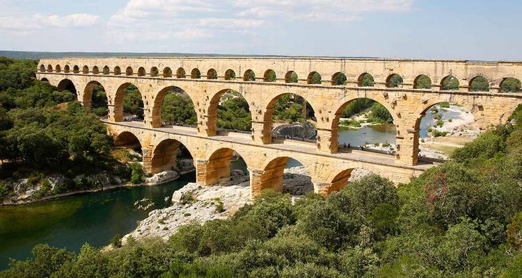 Un aqueduc historique enjambant une rivière pittoresque.