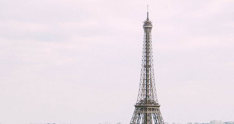 Tour Eiffel sur un ciel nuageux.