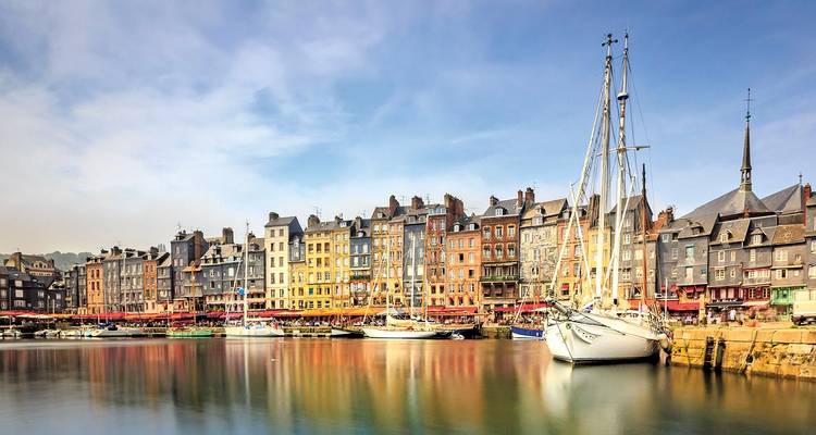 Port coloré avec des bateaux amarrés au quai.