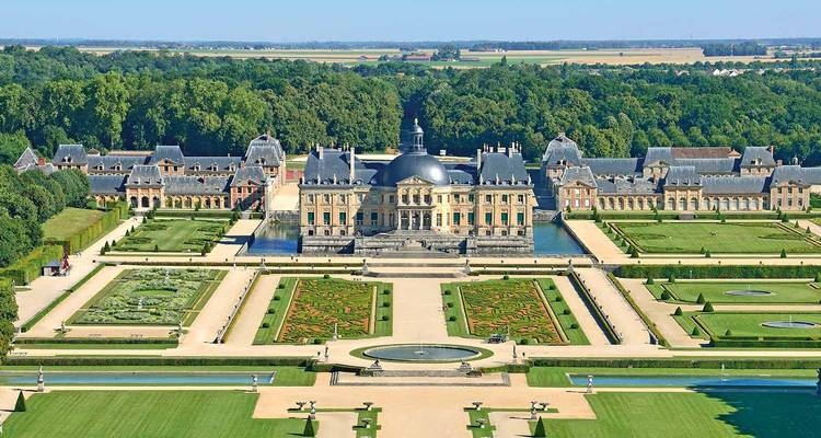 Vue aérienne du Château de Vaux-le-Vicomte avec ses jardins.