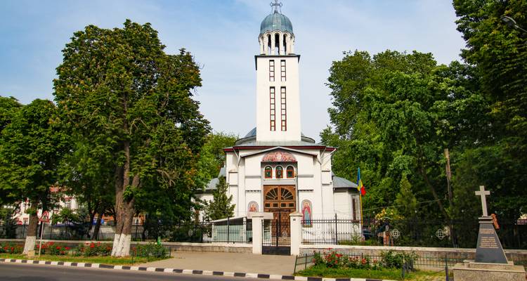 Iglesia Negra en Brașov rodeada de tejados y colinas.