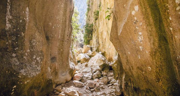 Rotsachtige kloof met smalle doorgang.