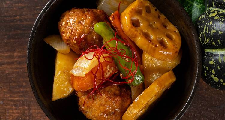 Bol de plat traditionnel japonais avec légumes et boulettes de viande.