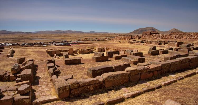 Ruïnes van een oude stenen constructie in een woestijnomgeving.