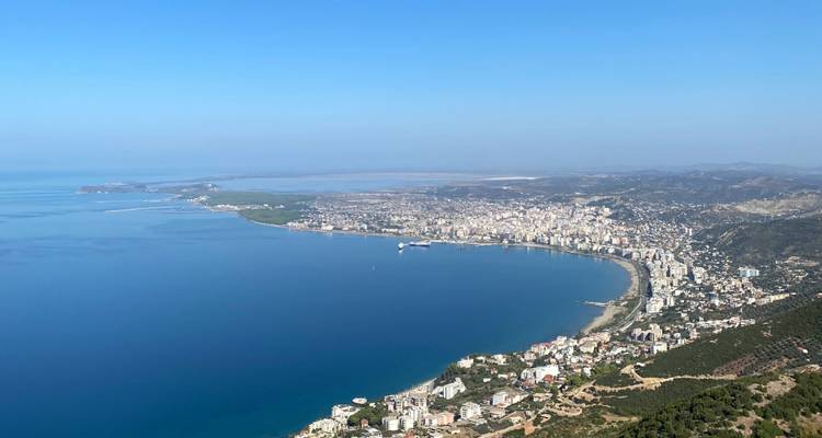 Vue aérienne d'un littoral avec une ville tentaculaire le long du rivage.