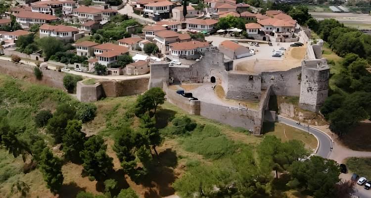 Une vue aérienne d'une forteresse ancienne et du village environnant.