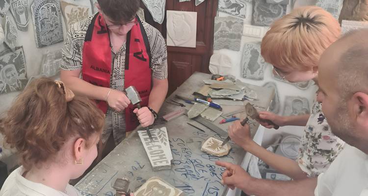 Des personnes travaillant sur des matériaux d'artisanat avec des outils dans un atelier.
