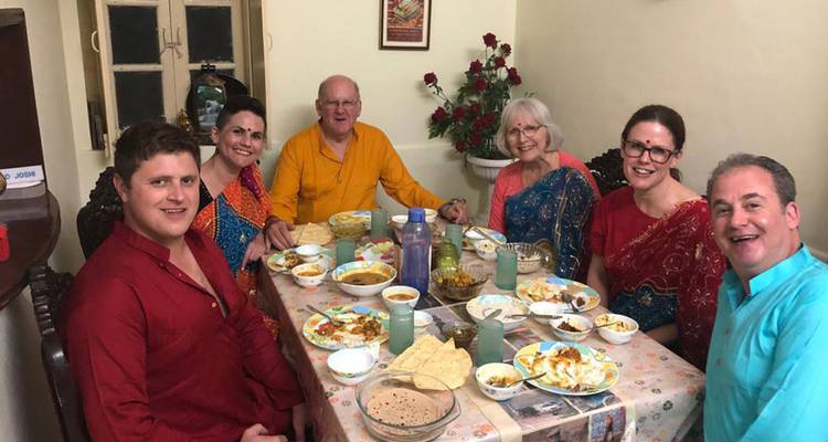 Groupe de personnes savourant un repas indien traditionnel.