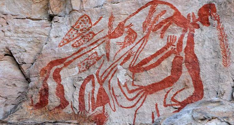 Art rupestre indigène sur une surface de pierre.