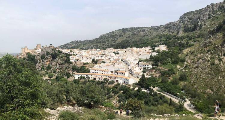 Pintoresco pueblo blanco de montaña enclavado entre laderas rocosas y terrazas verdes