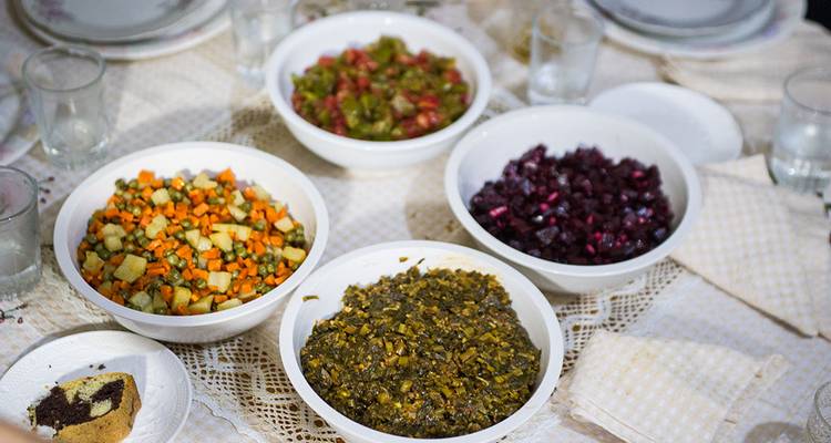 Verschillende kommen met gemengde salades op een tafel.