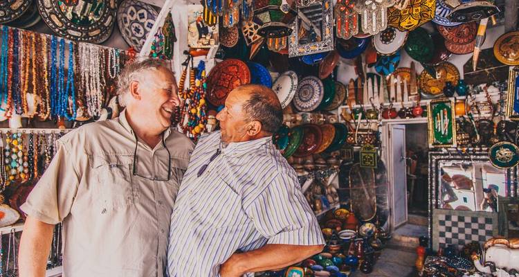 Deux hommes riant ensemble dans un magasin marocain.
