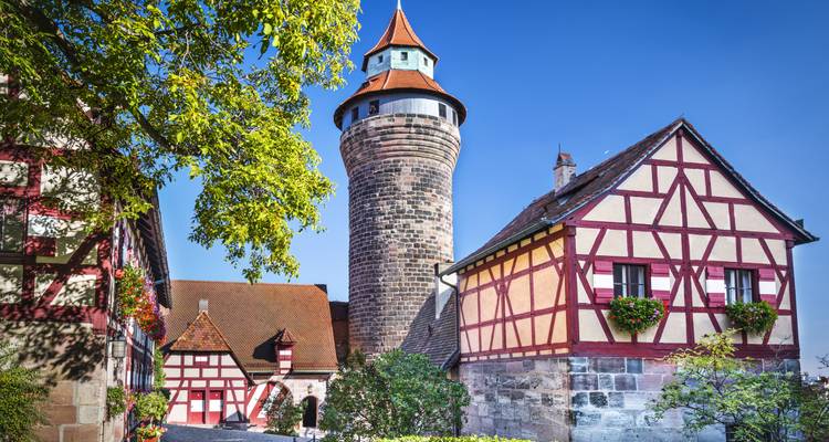 Rues pavées avec maisons traditionnelles à Nuremberg.