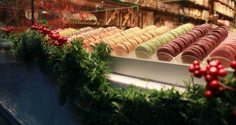 Vitrine de macarons colorés dans une devanture de magasin.