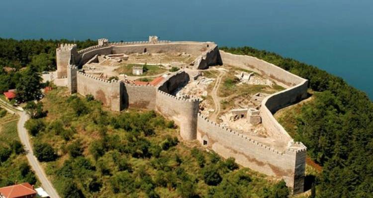 Vue aérienne d'une grande forteresse historique sur une colline.