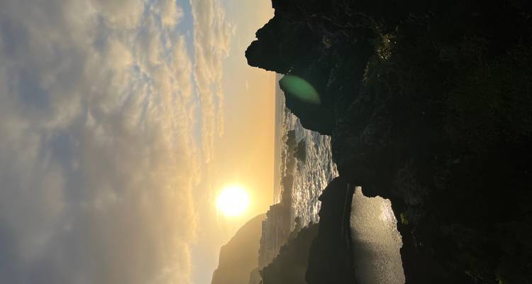 Vue du coucher de soleil sur une côte rocheuse avec l'océan.