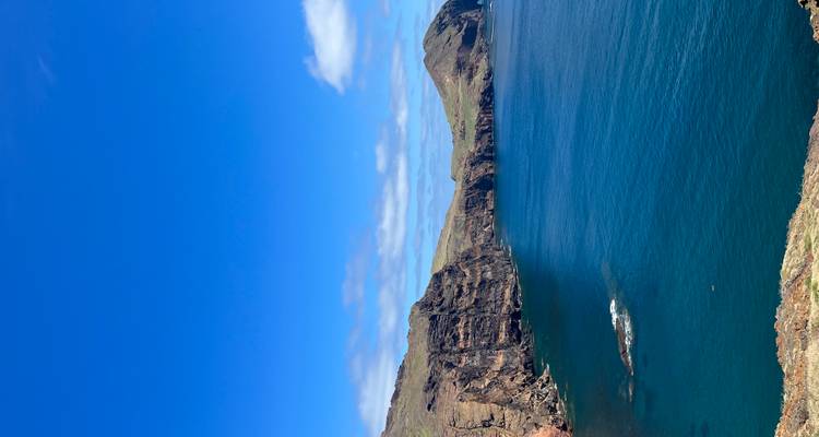 Falaises le long de l'océan avec un ciel bleu clair.
