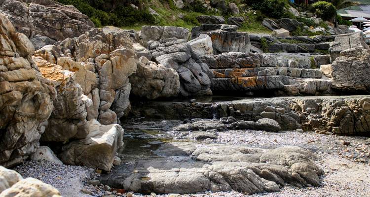Rotsachtige kustlijn met kustrotsen van verschillende grootten.