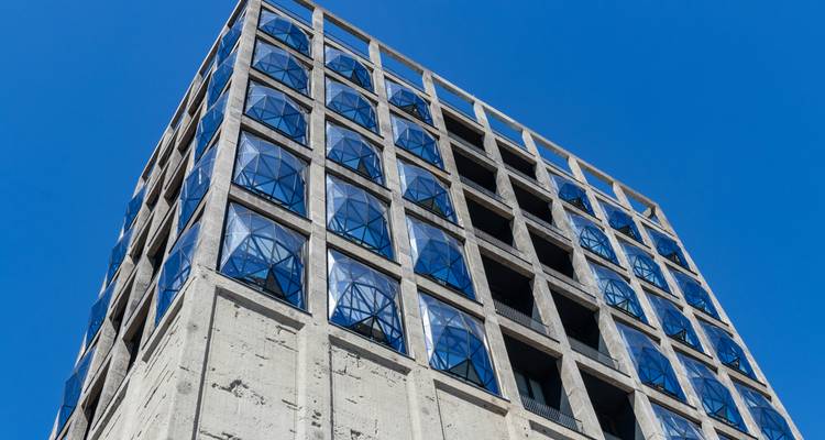Opvallende moderne architectuur tegen een heldere blauwe lucht.