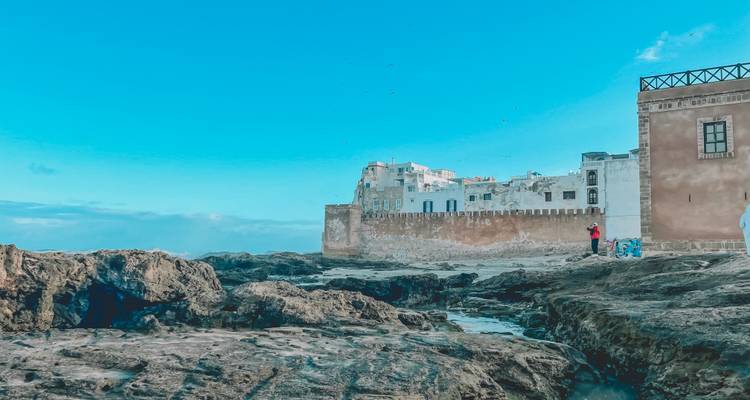 Vue des anciens remparts de la ville au bord de la côte rocheuse.