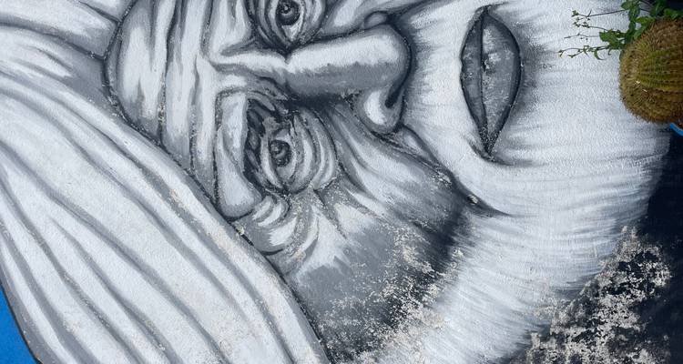 Art de graffiti du visage d'un homme sur un mur.