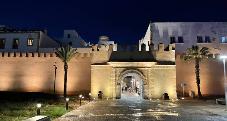 Entrée de portail illuminée la nuit.