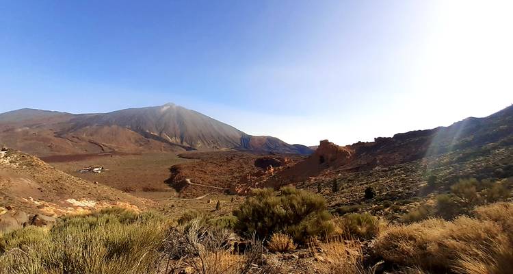 Vue large de terrain volcanique sous un ciel dégagé.