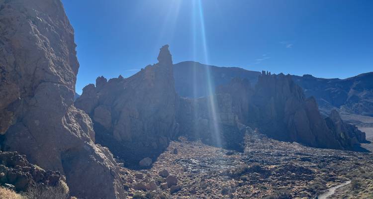 Pics de montagnes rocheuses avec un effet de rayon de soleil.