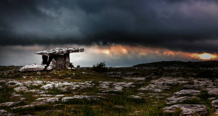 Un dolmen sous un ciel dramatique dans la région du Burren.