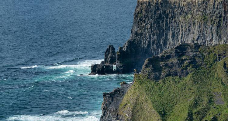 Falaises de Moher avec les vagues de l'océan qui s'écrasent contre elles.