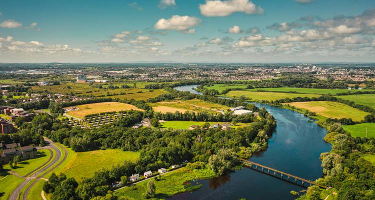 Belle vue d'une rivière serpentant à travers un paysage verdoyant luxuriant.