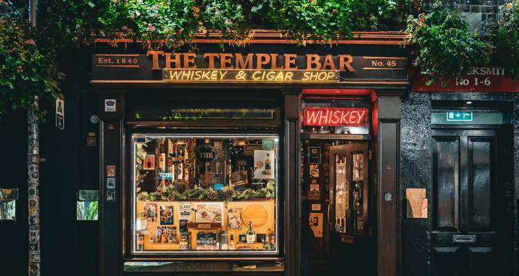 Le célèbre Temple Bar avec ses enseignes colorées et sa devanture.