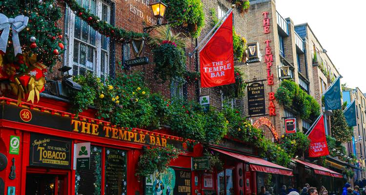 Rue festive et animée de Temple Bar avec des décorations.