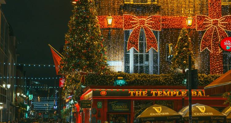 Temple Bar avec des décorations de Noël et des illuminations festives.