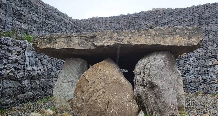 Grandes pierres formant une structure mégalithique.