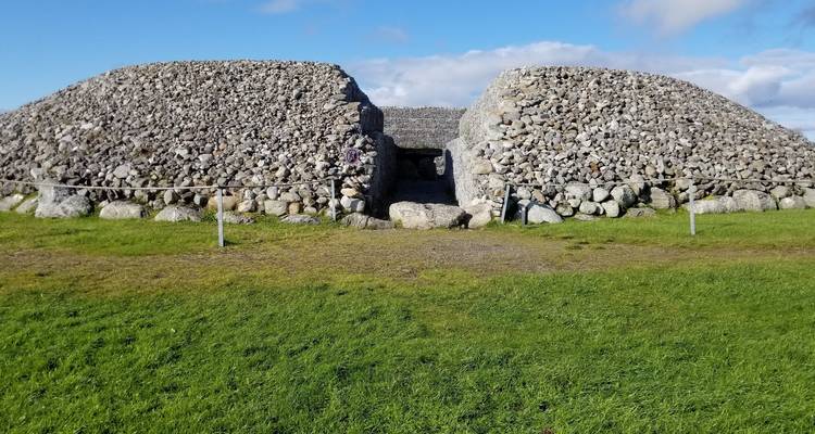Newgrange, un monument préhistorique avec des murs de pierre.