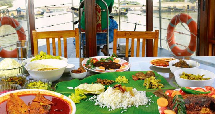 Repas indien traditionnel servi sur une feuille de bananier dans un bateau.