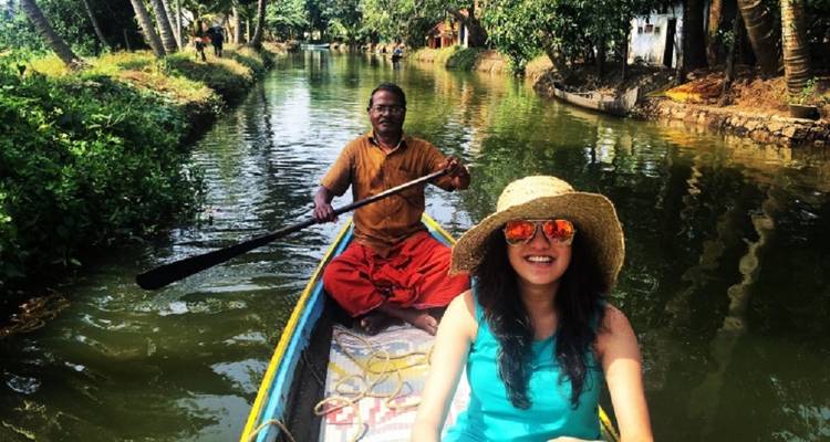 Femme profitant d'une promenade en canoë dans les eaux tranquilles.