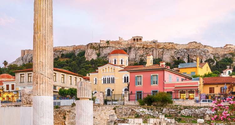 Kleurrijke huizen van het Plaka-district in Athene onder de Akropolis in pastelkleurig avondlicht.