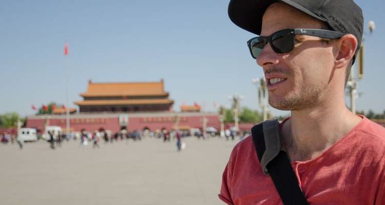 Persoon met zonnebril voor het Tiananmenplein.