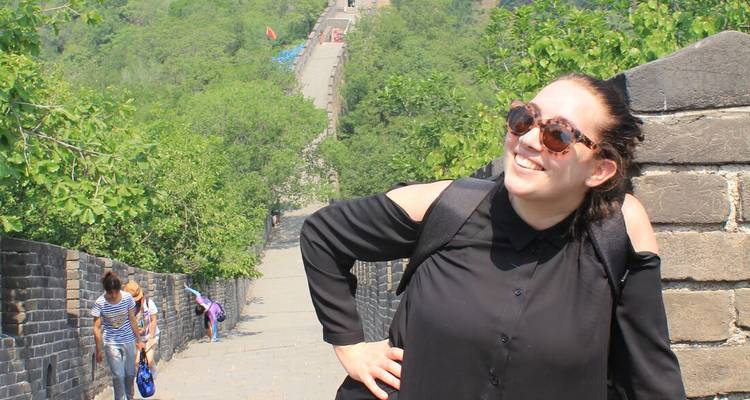 Persoon op de Chinese Muur die geniet van het uitzicht.