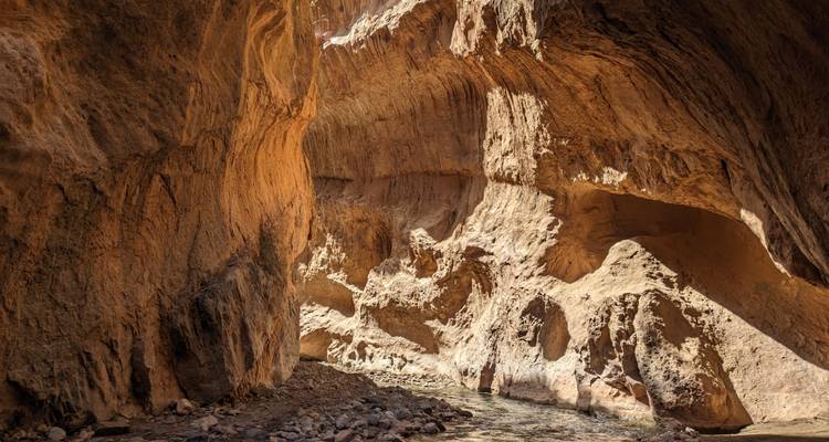 Enge Schlucht mit zerklüfteten Felsformationen.