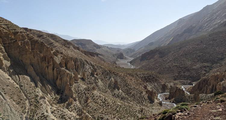 Weite felsige Schlucht mit einem schmalen Fluss, der hindurchfließt.